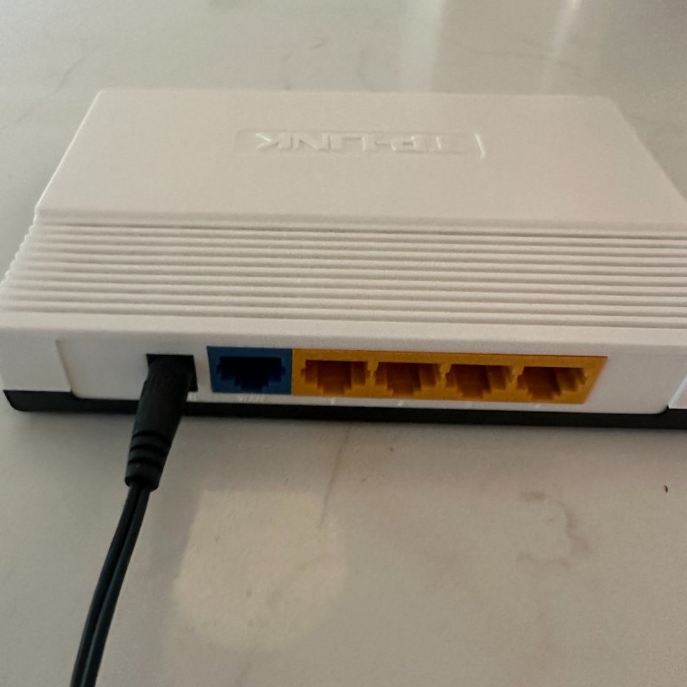 TP-Link 4-Port Cable/DSL Router - Picture 4 of 7